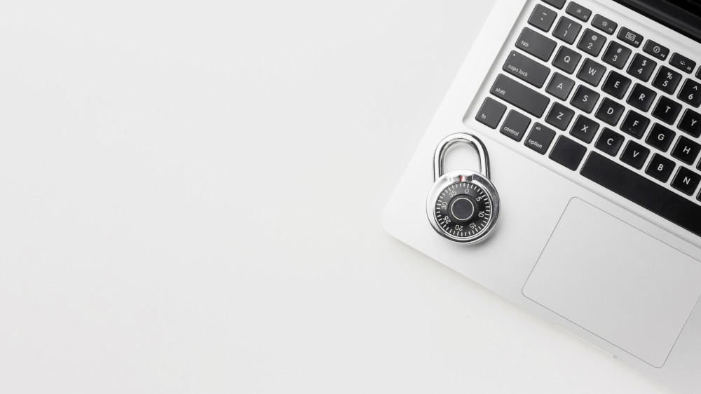 Cadenas posé sur un clavier, symbolisant la sécurité des informations.