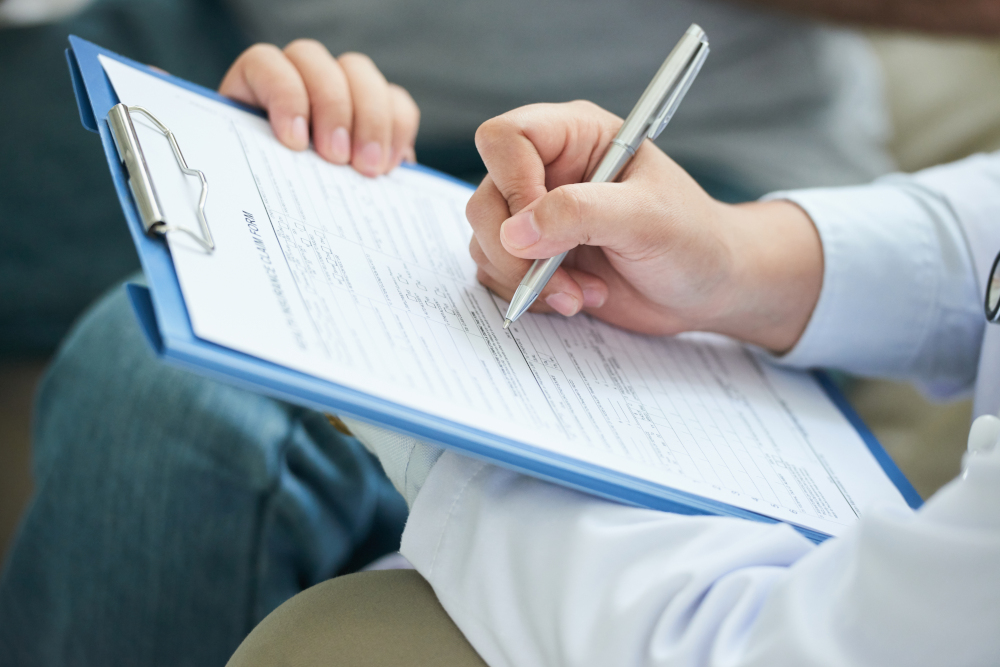 Personne signant un document officiel, représentant la validation d'un rapport.