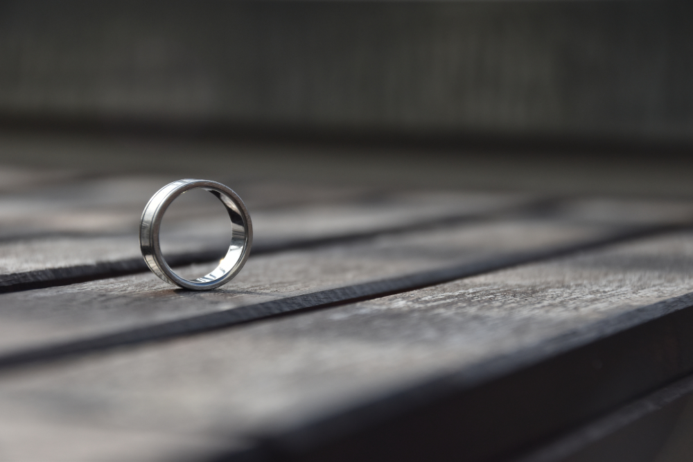 Bague posée sur une surface sombre, représentant une preuve matérielle.